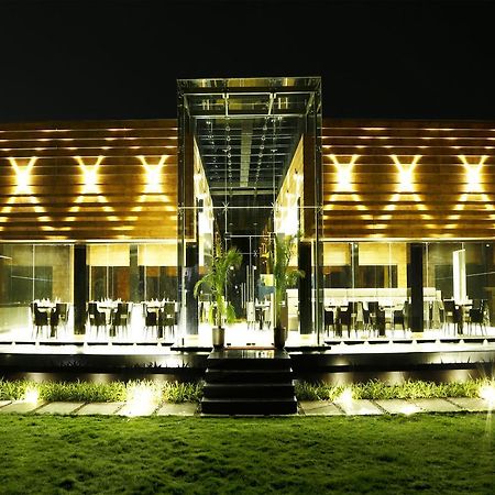 Pleasant Days Resort Chembarambakkam Lake Exterior photo