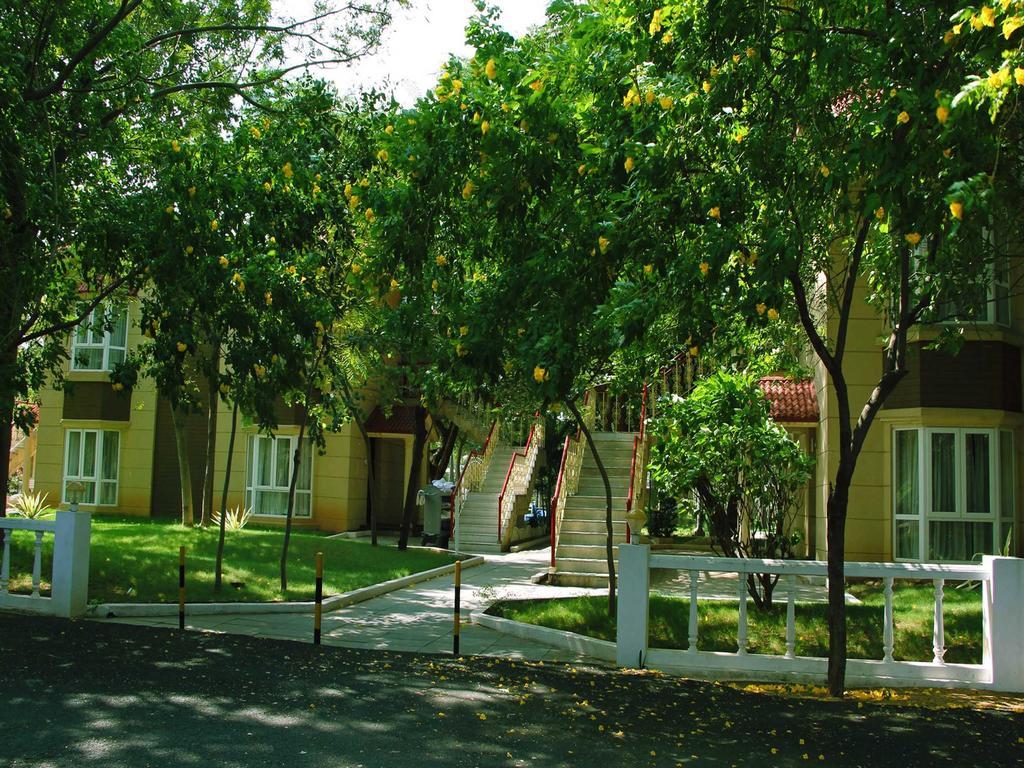 Pleasant Days Resort Chembarambakkam Lake Exterior photo